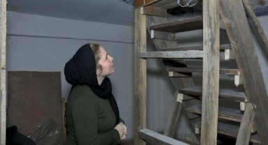 Toprak sahipleri anlaşamadı; bodrum kattaki kiracının evi apartman girişi yapıldı
