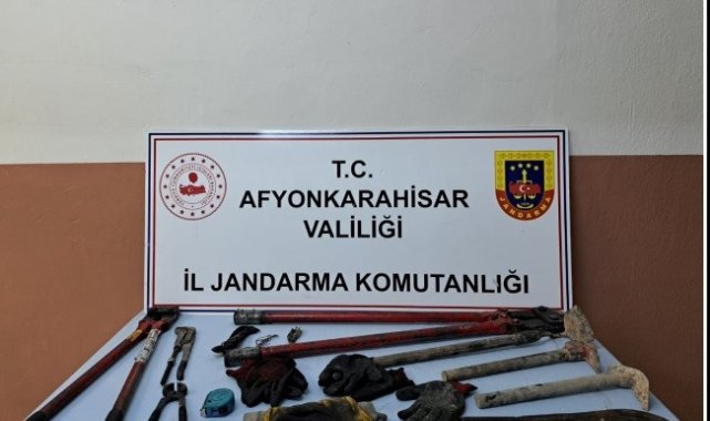 Tren yolunda ellerinde demir kesme makaslarıyla yakalandılar
