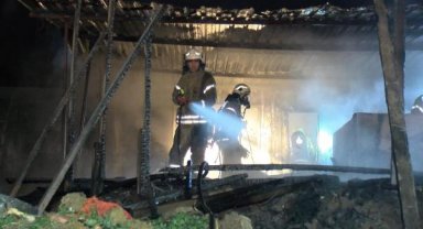 Tuzla'da depoda başlayan alevler seralara sıçradı