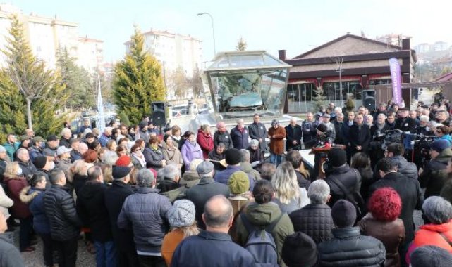 Uğur Mumcu, Eskişehir'de sergilenen hurda otomobilinin önünde karanfillerle anıldı