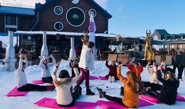 Uludağ'da karların üzerinde yoga yaparak ısınıyorlar