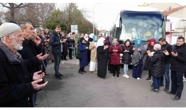 Umre yolcuları dua ve göz yaşlarıyla uğurlandı