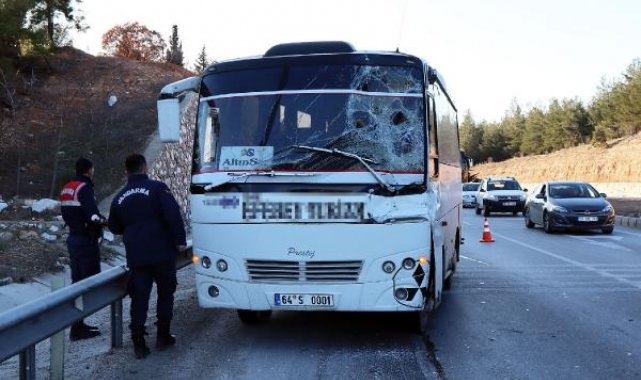 Uşak'ta, işçi servisi kırmızı ışıkta bekleyen kamyona çarptı: 5 yaralı