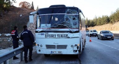 Uşak'ta, işçi servisi kırmızı ışıkta bekleyen kamyona çarptı: 5 yaralı