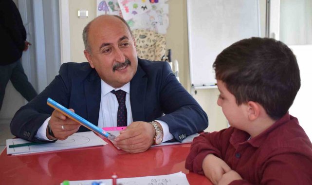 Yahşihan'da vatandaşlara okuma kitabı dağıtıldı