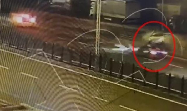 Yan yoldan hızla gelen otomobil bariyerleri aşıp iki araca çarptı: 1 polis şehit, 5 yaralı