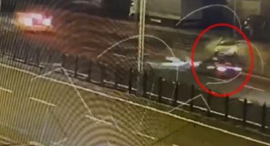 Yan yoldan hızla gelen otomobil bariyerleri aşıp iki araca çarptı: 1 polis şehit, 5 yaralı