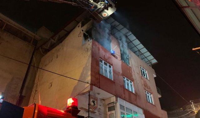 Yanan evde dumandan etkilenerek bayıldı, komşuları kurtardı