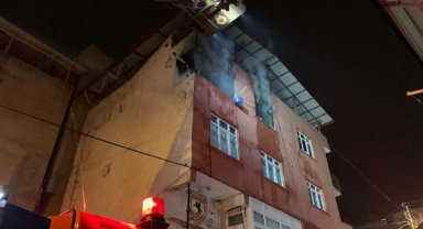 Yanan evde dumandan etkilenerek bayıldı, komşuları kurtardı