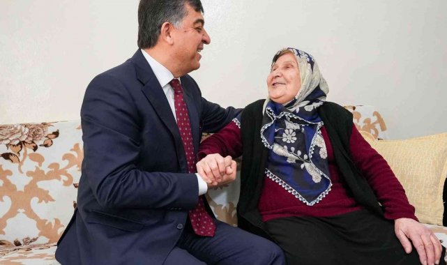 Yaşlıların yüzü vefa ziyaretleri ile gülüyor