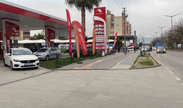 Yol ortasında yürüyen alkollü kişileri döverek yere böyle serdiler