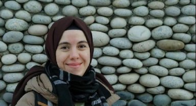 Yolun karşısına geçerken hafif ticari aracın çarptığı Enise hemşire, öldü