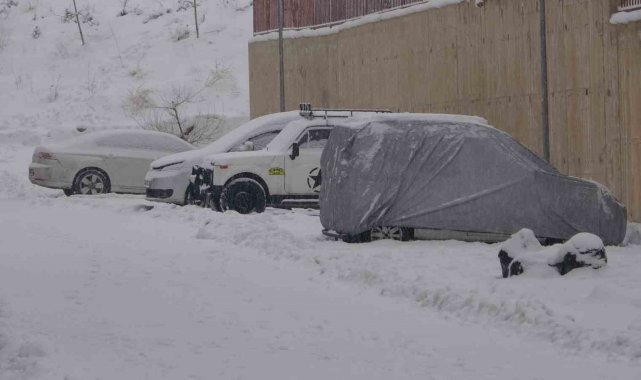Yüksekova'da kar yağışı hayatı olumsuz yönde etkiliyor