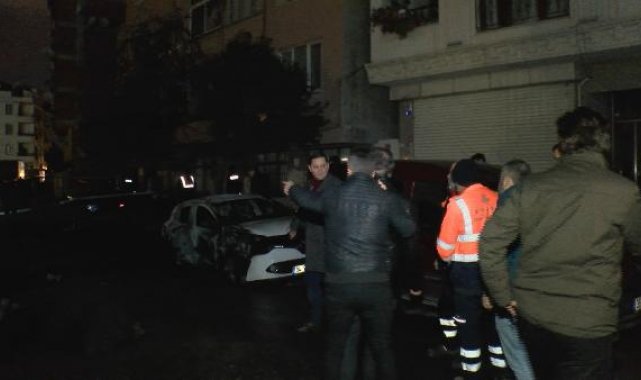 Zeytinburnu'nda sokakta doğal gaz kaynaklı patlama, yol çöktü, 4 araç yandı
