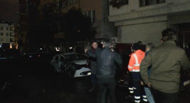 Zeytinburnu'nda sokakta doğal gaz kaynaklı patlama, yol çöktü, 4 araç yandı