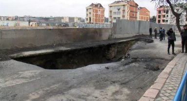 Zeytinburnu'nda doğalgaz patlaması sonucu yolda oluşan çukur havadan görüntülendi