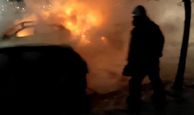 Zeytinburnu'nda sokakta doğal gaz kaynaklı patlama, 3 araç yandı