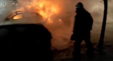 Zeytinburnu'nda sokakta doğal gaz kaynaklı patlama, 3 araç yandı
