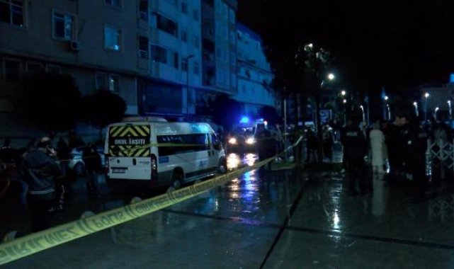 Zeytinburnu'nda sokakta doğal gaz kaynaklı patlama, yol çöktü, 4 araç yandı