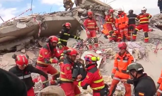 106 saat sonra enkazdan 2 çocuk canlı kurtarıldı