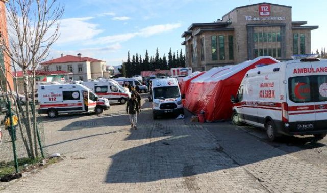 112 ekibi, hasar gören binada çalışıyor