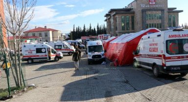 112 ekibi, hasar gören binada çalışıyor