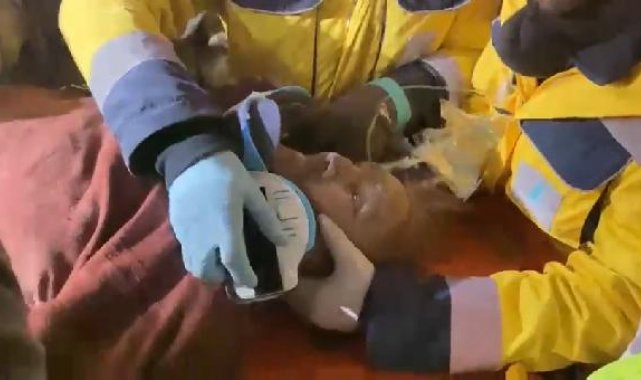 125'inci saatte kurtarıldı, madenciye öperek teşekkür etti