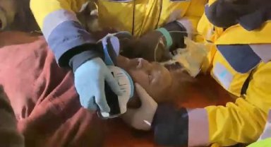 125'inci saatte kurtarıldı, madenciye öperek teşekkür etti