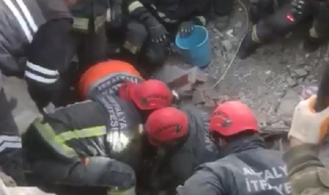 14 yaşındaki Mahmut 86'ncı saatte enkazdan sağ çıkarıldı