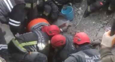 14 yaşındaki Mahmut 86'ncı saatte enkazdan sağ çıkarıldı