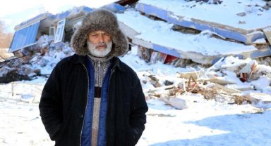 18 gündür enkaz başında kızlarından geriye kalan hatıraların çıkarılmasını bekliyor