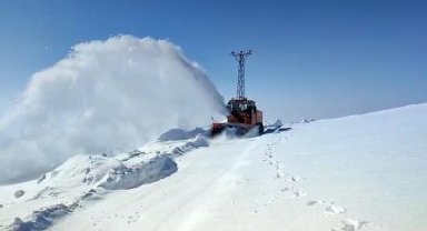 2 bin 900 rakımlı askeri üs bölgesinin kardan kapalı yolu açıldı
