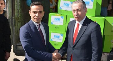 2 TIR yardımla gelen Türkmen Bakan: Türkiye'ye destek, bizim için milli görev