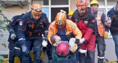 2 yaşındaki Mehmet, 78 saat sonra enkazdan çıkarıldı