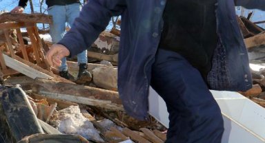 200 evin yıkıldığı köyde baba ile 2 oğlu, enkazda kalanları kurtardı
