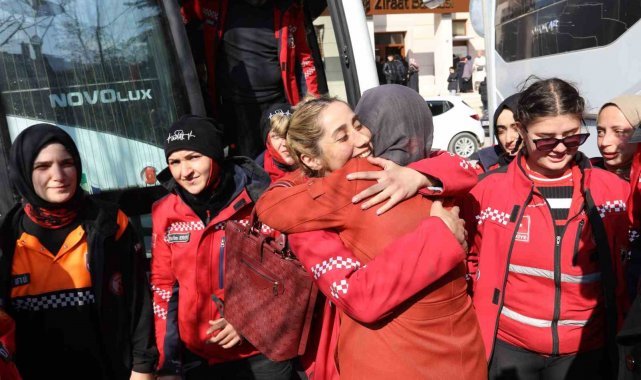 222 saat sonra gelen inanılmaz kurtuluşun kahramanları gözyaşlarıyla karşılandı