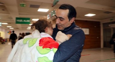 24 saat sonra enkaz altından çıkarılan doktor anne ve bebeği, tedavi için Van'a getirildi