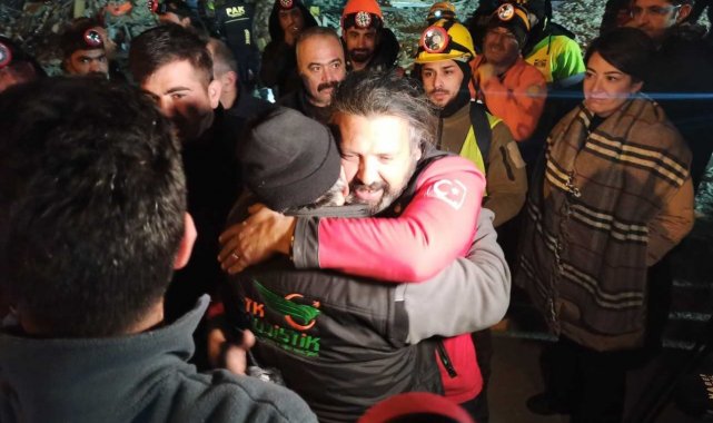 261 saat sonra enkazdan ekipleri alkışlayarak çıktı