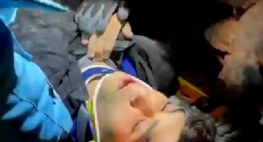 3 kişilik aile, 138 saat sonra enkazdan kurtarıldı