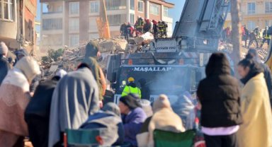 3 kişinin sağ çıktığı Polat Sitesi enkazı önünde umutlu bekleyiş
