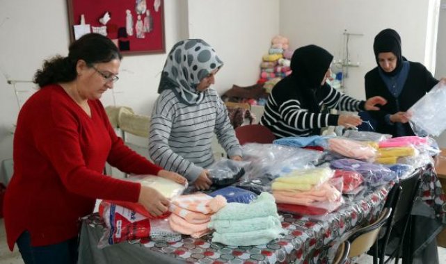 'Depremzede çocuklar üşümesin' diye atkı ve bere örüyorlar