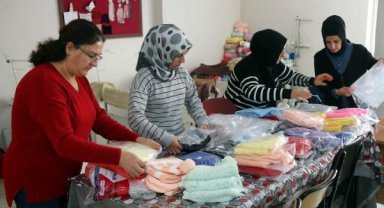 'Depremzede çocuklar üşümesin' diye atkı ve bere örüyorlar