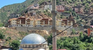 'Dereiçi'nin güzel insanları' depremzedelerin yanında