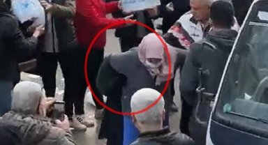 'Elimde sadece bu var' deyip üzerindeki pardösüyü yardım toplayan görevliye verdi