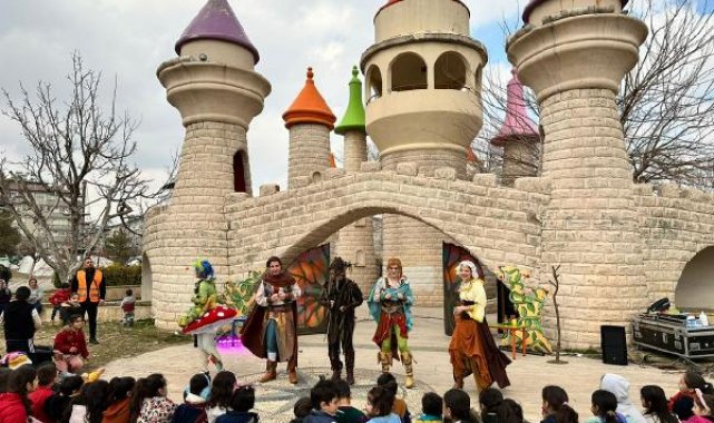 'Eni'nin Kalbi' oyunu ile depremzede çocuklara moral turnesine çıktılar