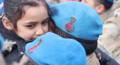 'Mavi bereliler' enkazdan çıkıp, çocuklara gitti