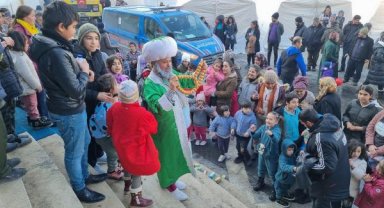 'Nasrettin Hoca' kostümü giyen tiyatrocu, depremzede çocuklara moral veriyor