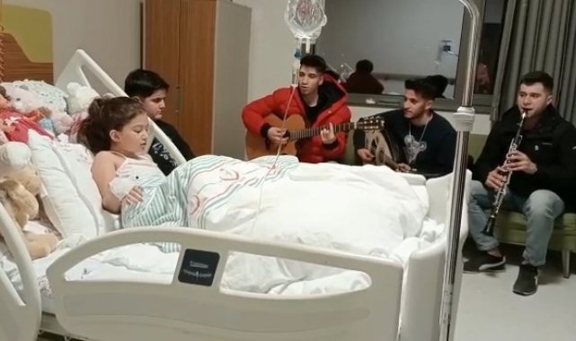 40 saat sonra enkazdan çıkartılan minik Yağmur'a hastanede mini konser