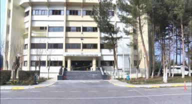 49 yıllık Dicle Üniversitesi rektörlük binası, hasar nedeniyle boşaltıldı