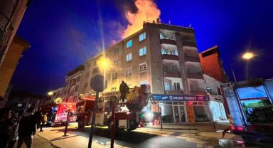 5 katlı apartmanın çatısı alev alev yandı